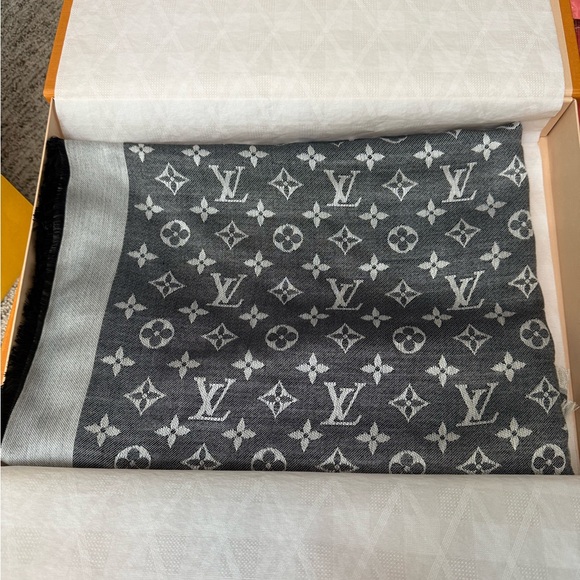 Louis Vuitton Monogram Denim Shawl - Black and White - Picture 4 of 10